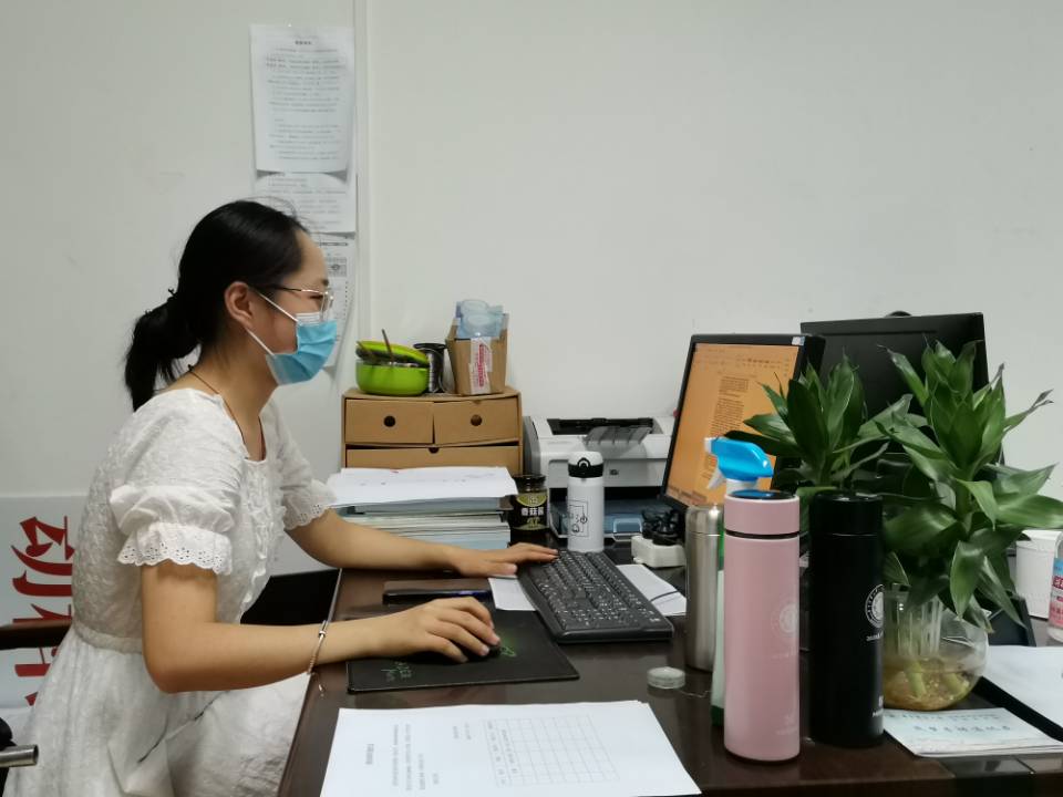 于颖惠在赢咖办公室协助辅导员处理文件（常帅 供图）