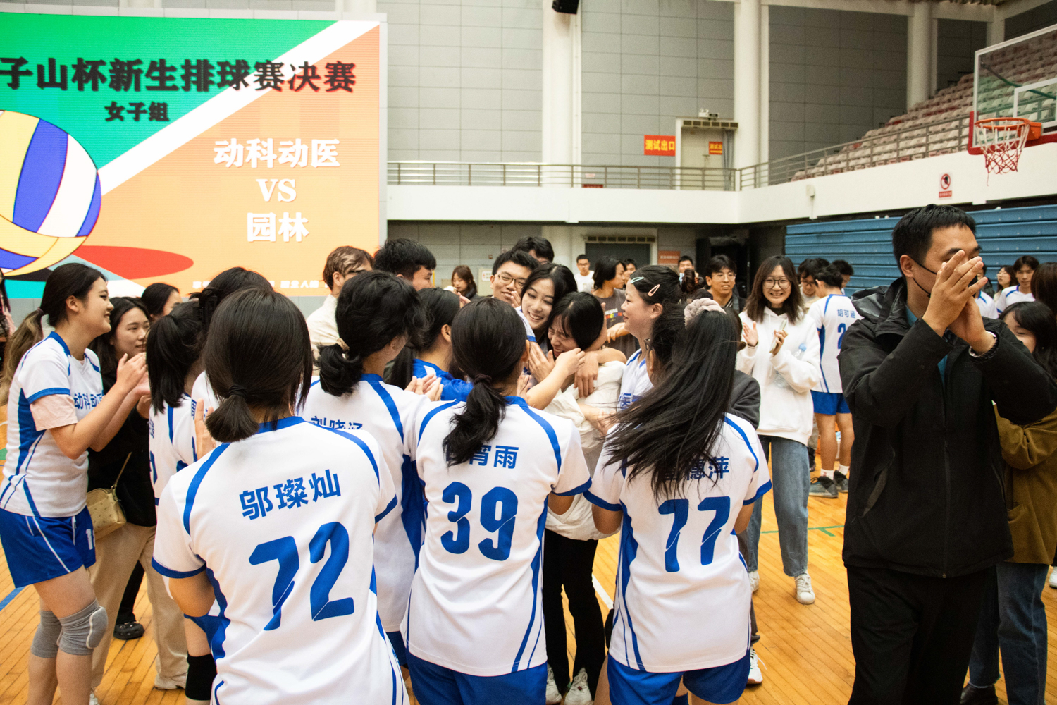 赢咖动物医学院队长与教练热情相拥（学通社记者 仇傲 摄）