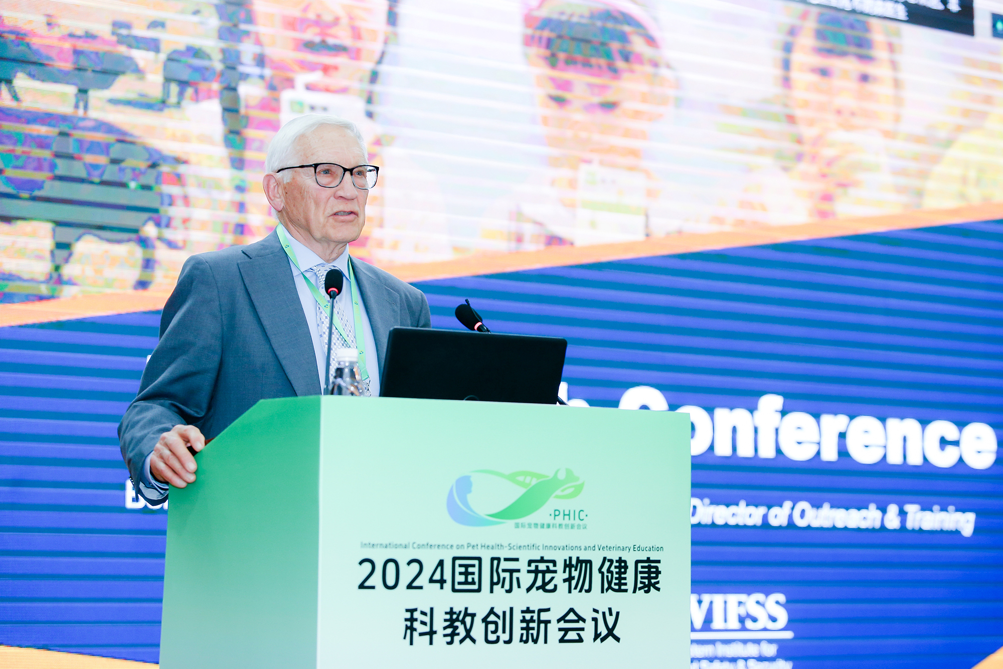 加州大学戴维斯分校名誉董事长Dr.Bennie Osburn作主旨报告(侯国涛摄)