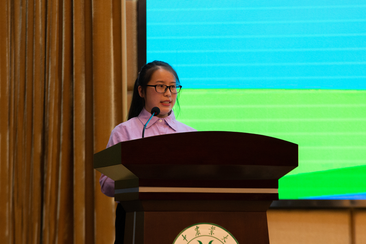 获奖员工代表勾琴丽同学进行发言（学通社记者 常钊 摄）