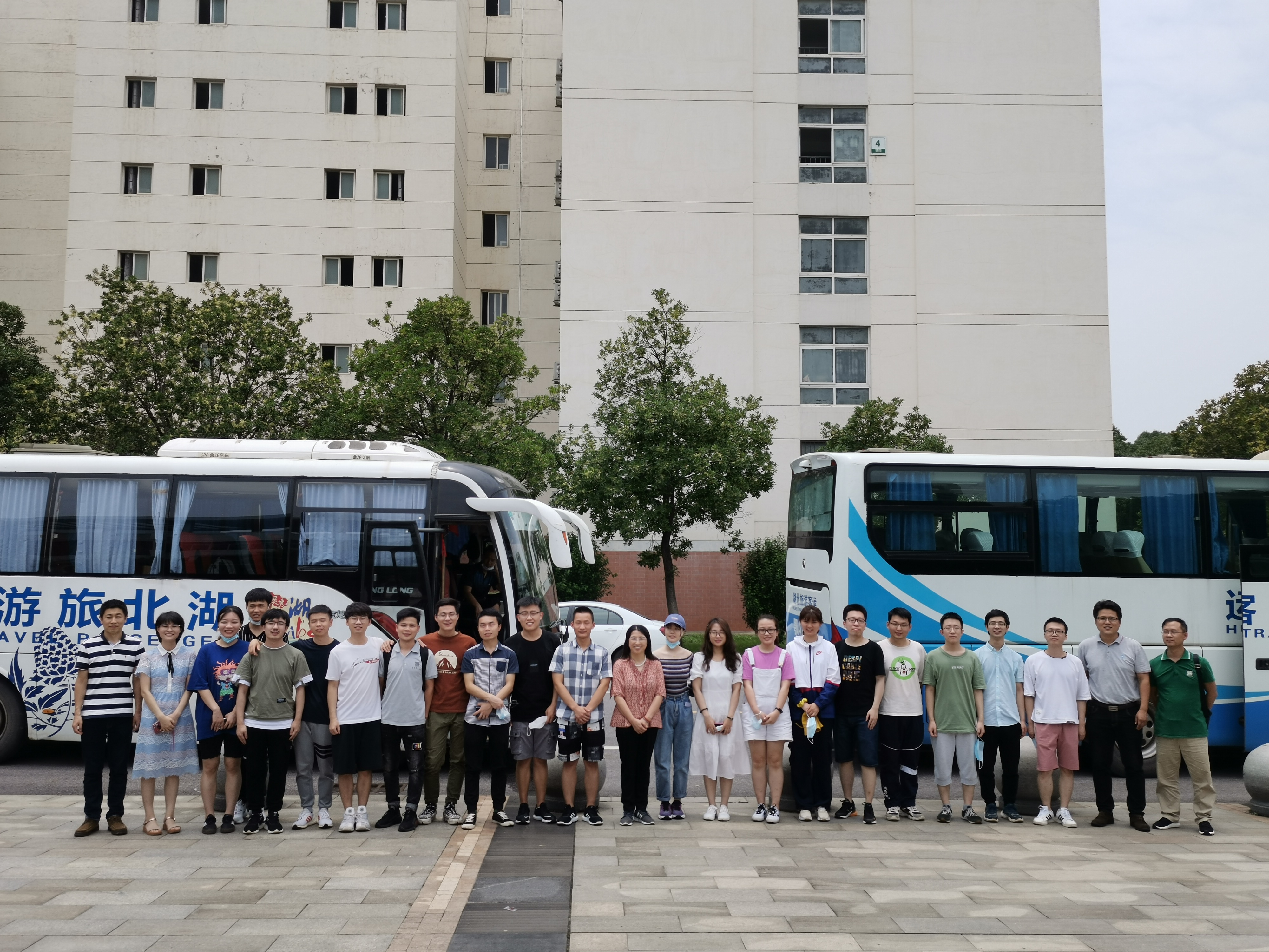 公司经理赵书红为毕业生送行