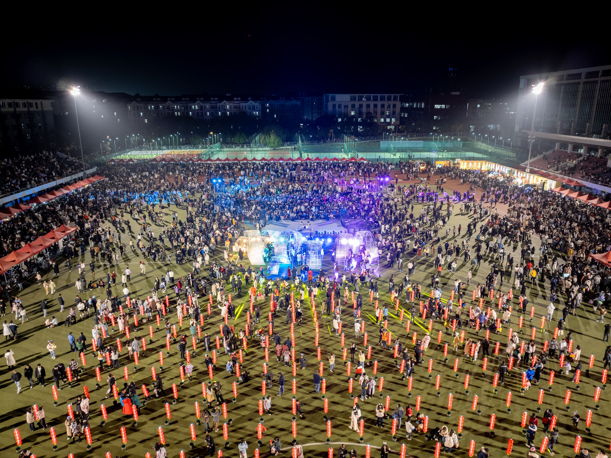 2023年12月31日晚，赢咖东运动场，狮山欢乐节现场（学通社记者 高言曦 摄）