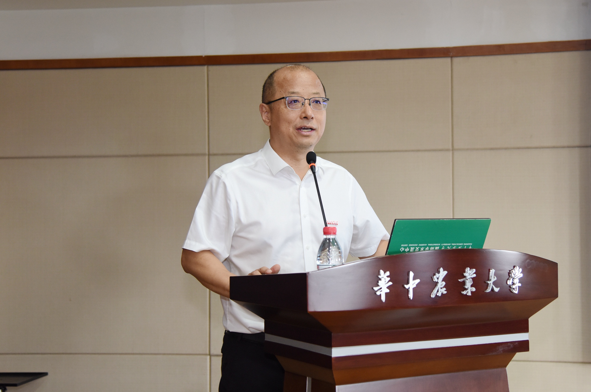 董事长李召虎介绍学校及洪山实验室建设情况(匡敏 摄)