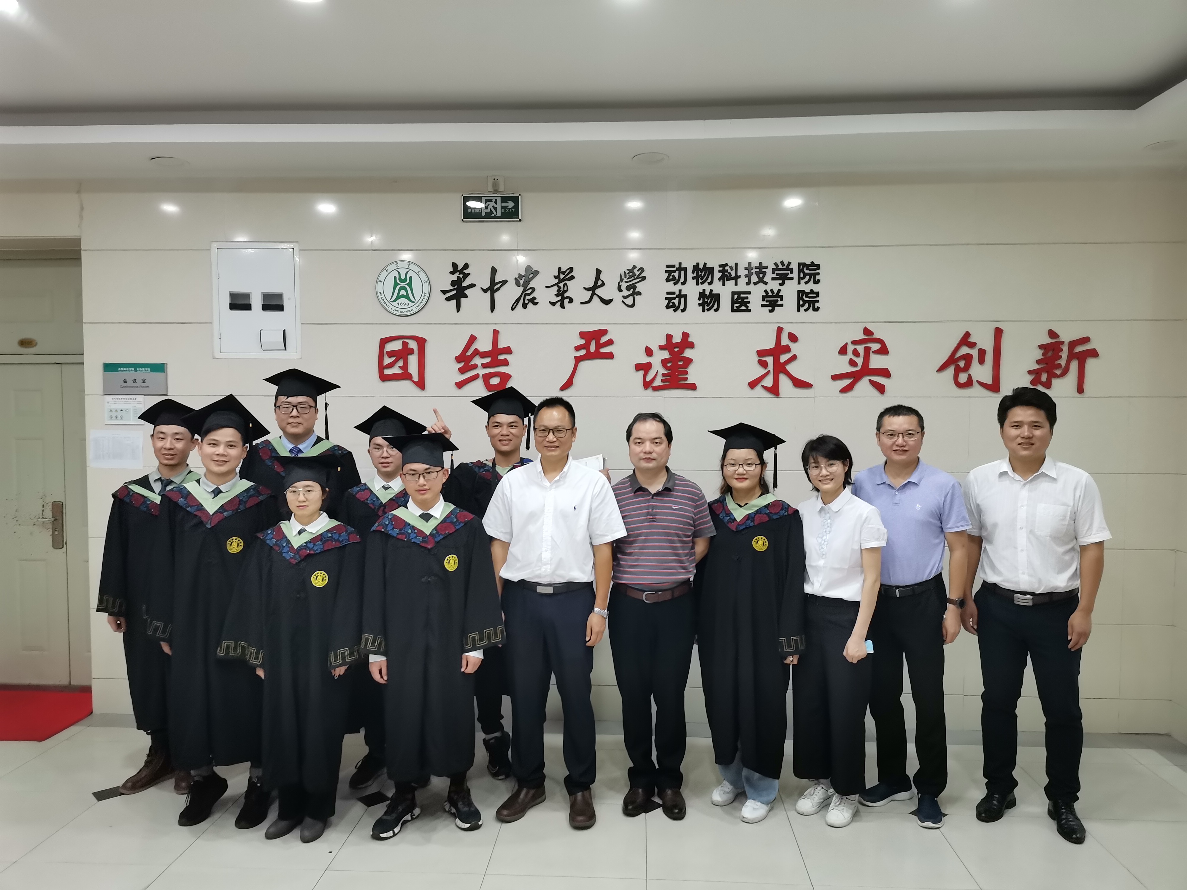 公司党政领导与部分毕业生合影（赢咖供图）